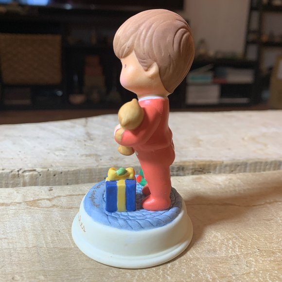 354. Vintage Avon Christmas 1987 Joan Walsh Anglund Boy Figurine Decor Gift - Picture 4 of 5
